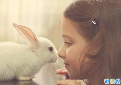 经典说说别人必评:如果还没有人牵你的手,自己要照顾好自己。8